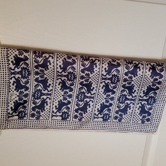 Vintage Scarves by Vera Neuman navy & white approx 21 square 100% acetate - Picture 2 of 8